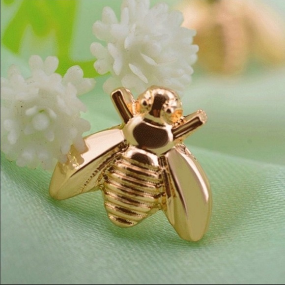 🔥NEW! Gold Dainty Bee Stud Earrings - Picture 3 of 4